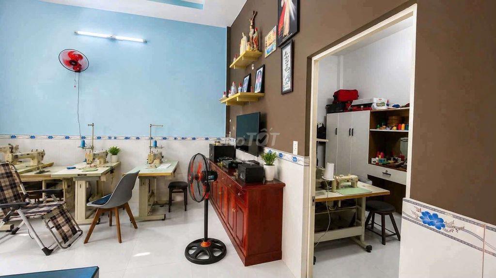 Nhà ngã tư ga Hà Huy giáp 57 M2 chỉ 2,x tỷ