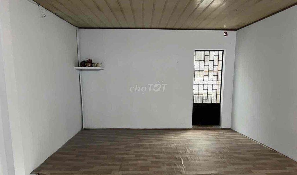 nhà 1 trệt 1 lầu. hẻm sạch sẽ. 5tr.