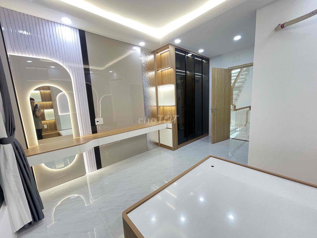 mình bán gấp nhà 4x19 đúc 5 tấm, thang máy, full nội thất