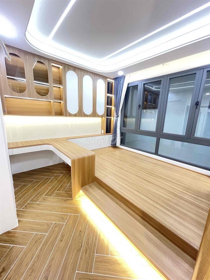 mình bán gấp nhà 4x19 đúc 5 tấm, thang máy, full nội thất