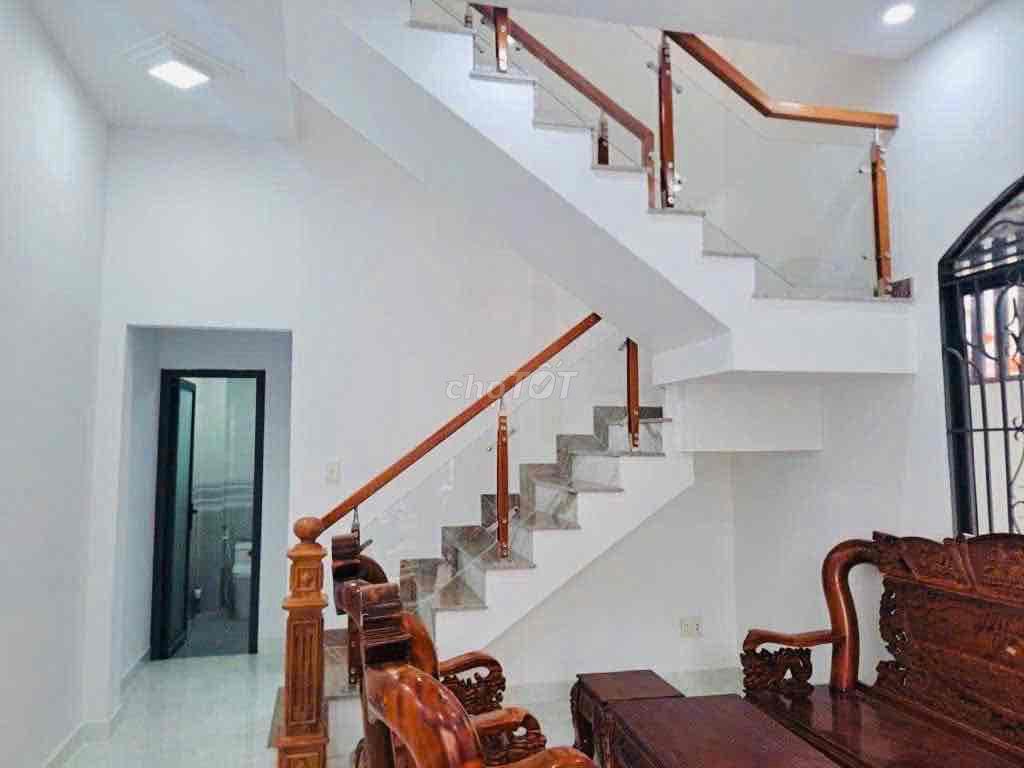 bán nhà 2 tầng. 121m2. ngang 5.5m. lô góc 2mt. phan văn hớn. quận 12