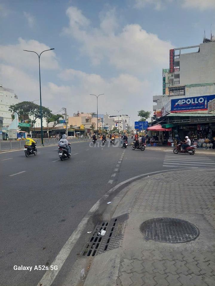 12 tỷ: MT Dương Q Hảm, góc ngã 4, DT 4x14, 3 lầu 3PN, 3WC. nhà mới
