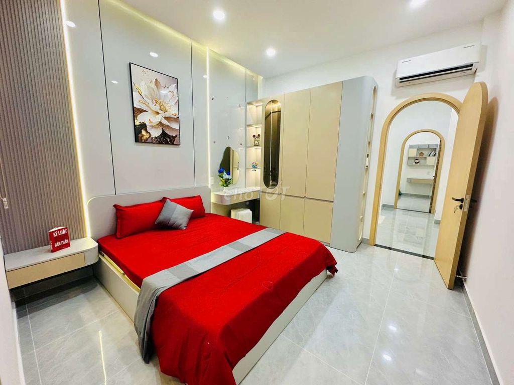Nhà hẽm thông đừong số 4 f16 gò vấp có sân thựong