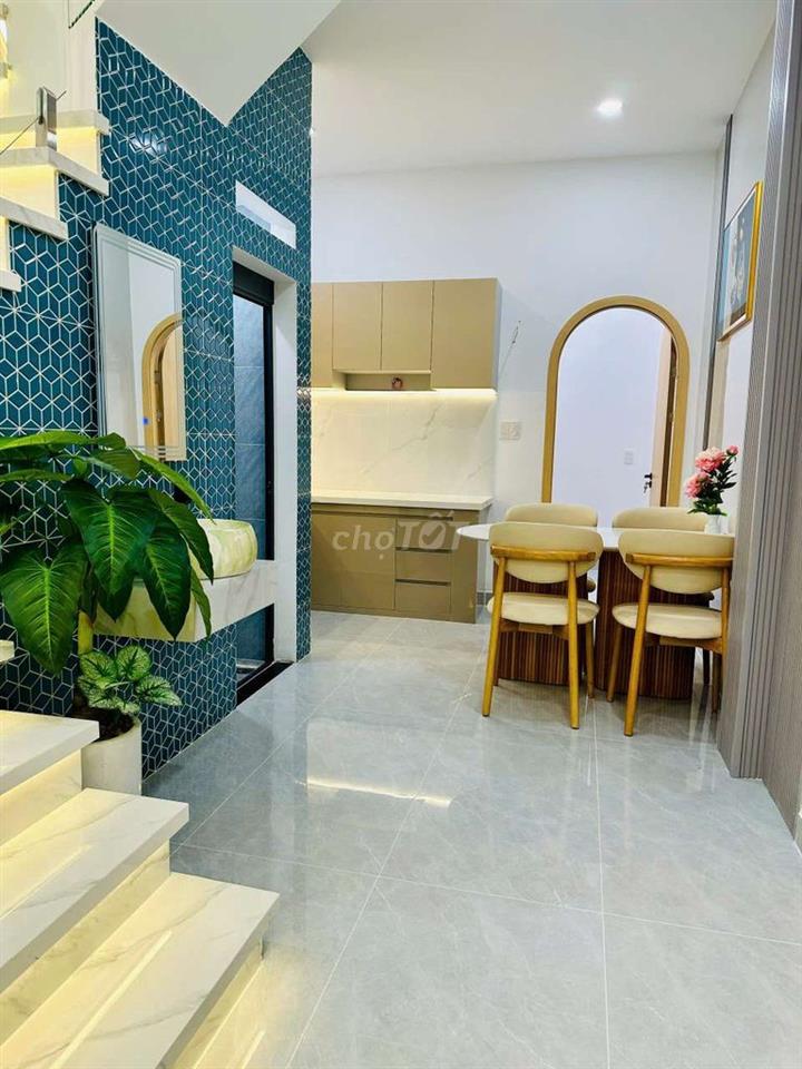 Nhà hẽm thông đừong số 4 f16 gò vấp có sân thựong