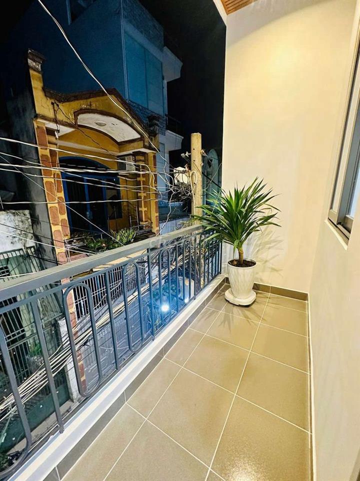 Nhà hẽm thông đừong số 4 f16 gò vấp có sân thựong