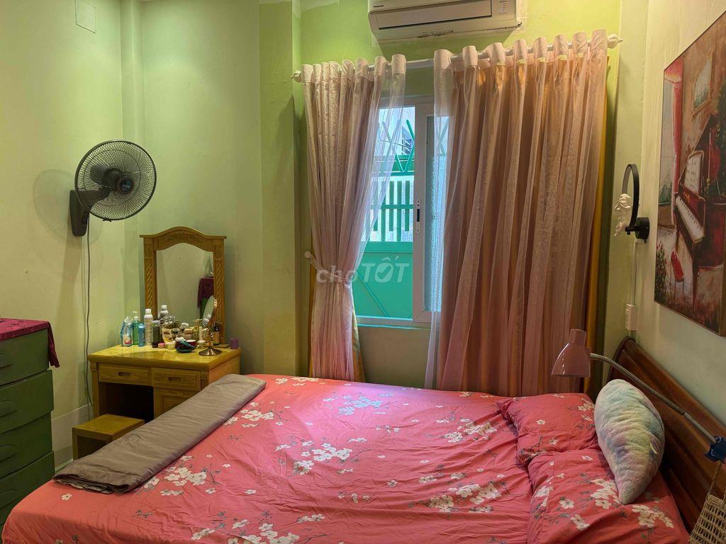 Ngôi nhà màu xanh bơ, đầy mộng mơ