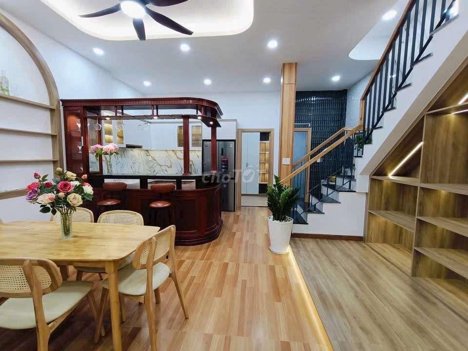 cho thuê nhà nguyên căn ngang gần 6 mét 