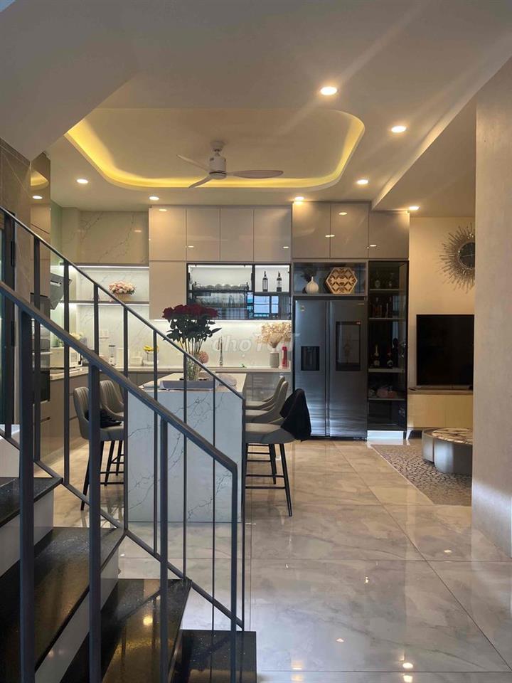 Bán nhà ngay siêu thị Emart