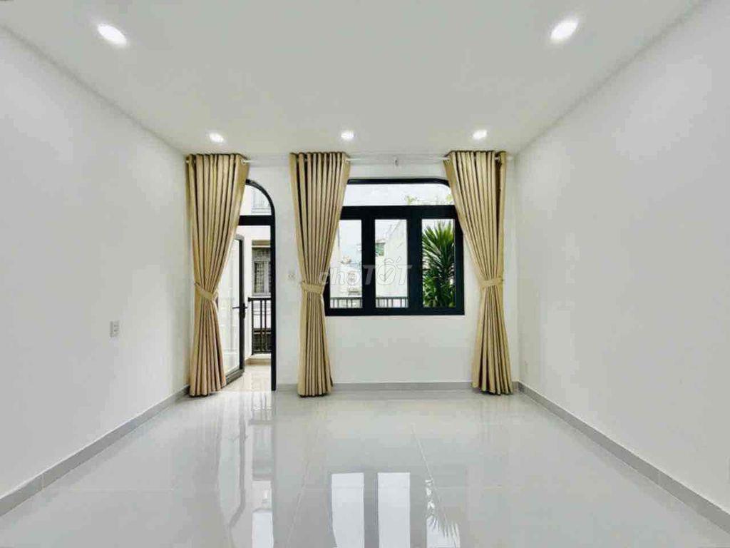 Ngay giữa chợ Phạm Văn Bạch , hẻm 5m xe tải đến nhà , 4Pn , 6Tollet