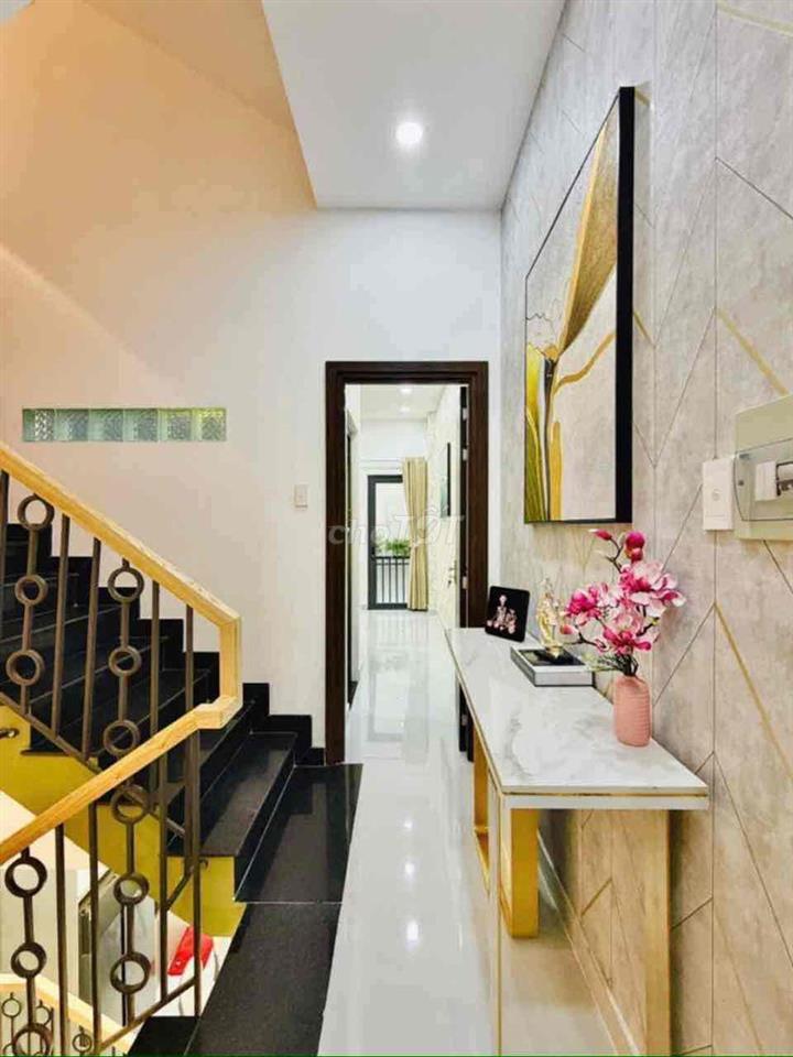 Ngay giữa chợ Phạm Văn Bạch , hẻm 5m xe tải đến nhà , 4Pn , 6Tollet