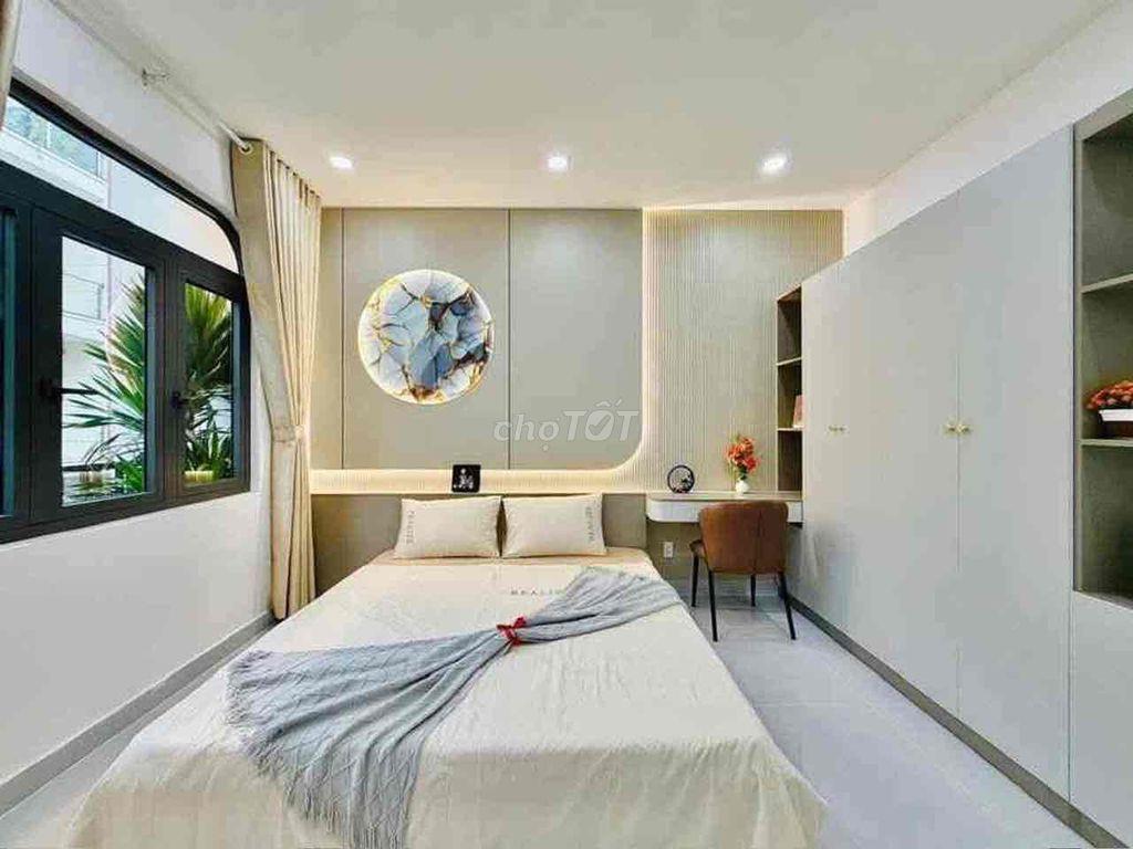 Ngay giữa chợ Phạm Văn Bạch , hẻm 5m xe tải đến nhà , 4Pn , 6Tollet