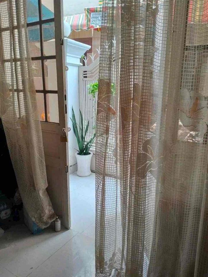 dt : 4x8 , 2phòng ngủ . giá 6tr5 ( sẵn 1 máy lạnh )