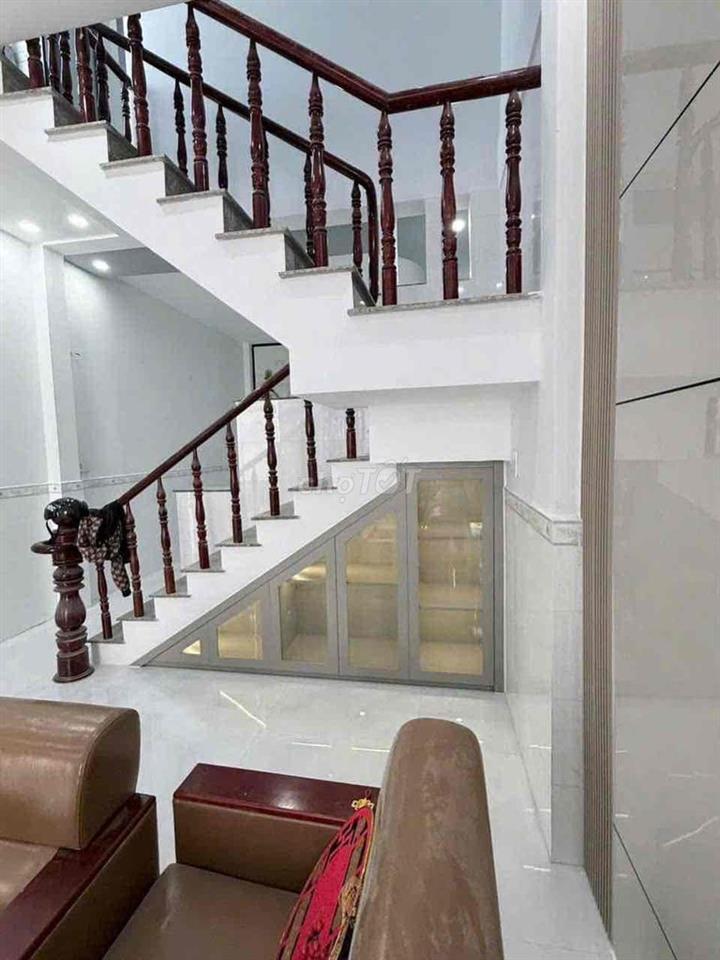 cho thuê nhà 8tr : dt 4x13 ,3p, 2tolet