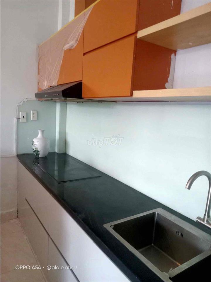 cho thuê nhà gần mê trô .dt: 5x12 fun nội thất , giá 8tr