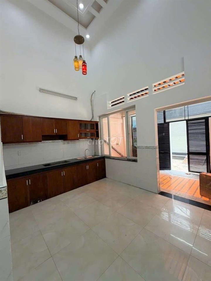 nhà 3 mới sạch sẽ 3 mặt tiền thoáng mát 