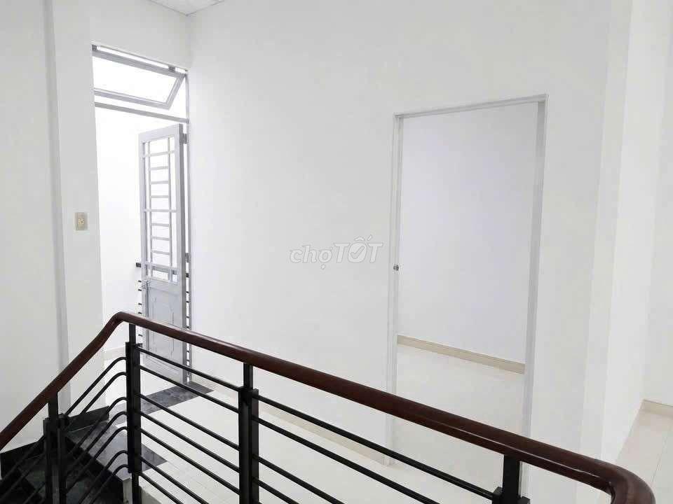 nhà mới xây sạch sẽ 