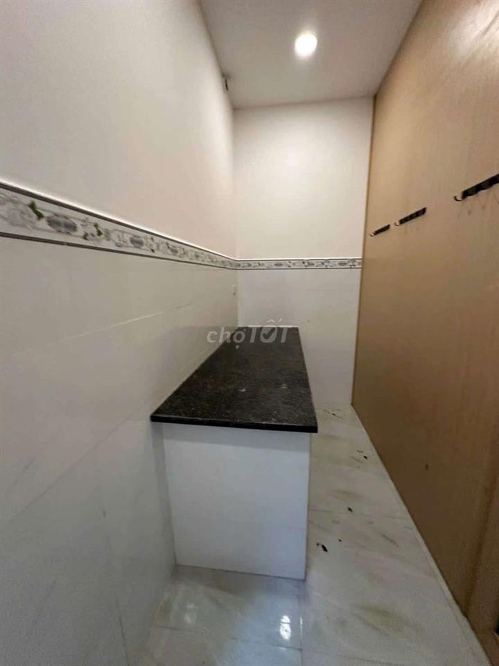 nhà to rộng rãi sạch sẽ đường 6m thông 