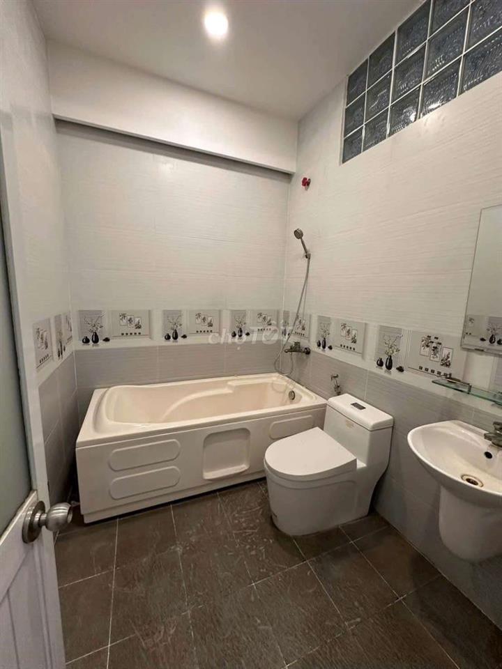 nhà to rộng rãi sạch sẽ đường 6m thông 