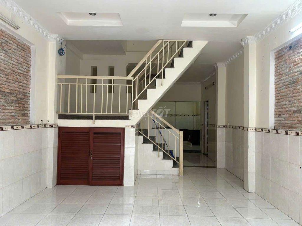 nhà cho thuê xe hoi ngủ trong sân P 12 Gò vấp 