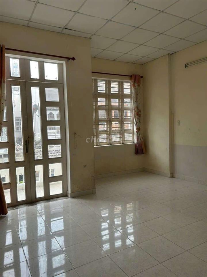 nhà cho thuê xe hoi ngủ trong sân P 12 Gò vấp 