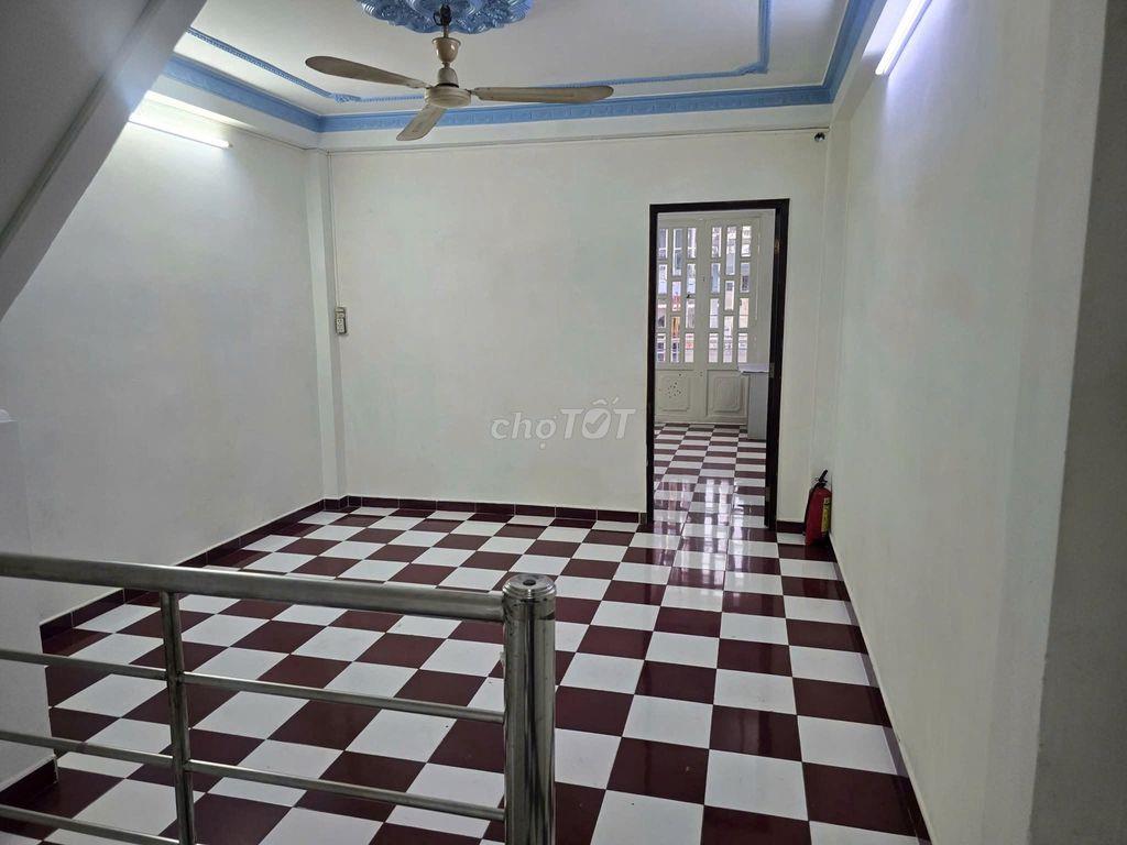 Mặt Tiền Xóm Đất, Quận 11, 1 Trệt 1 Lửng, 2 Lầu, 200m2, 6PN