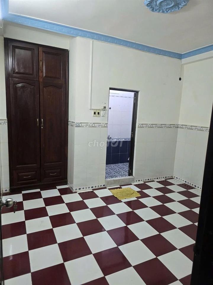 Mặt Tiền Xóm Đất, Quận 11, 1 Trệt 1 Lửng, 2 Lầu, 200m2, 6PN