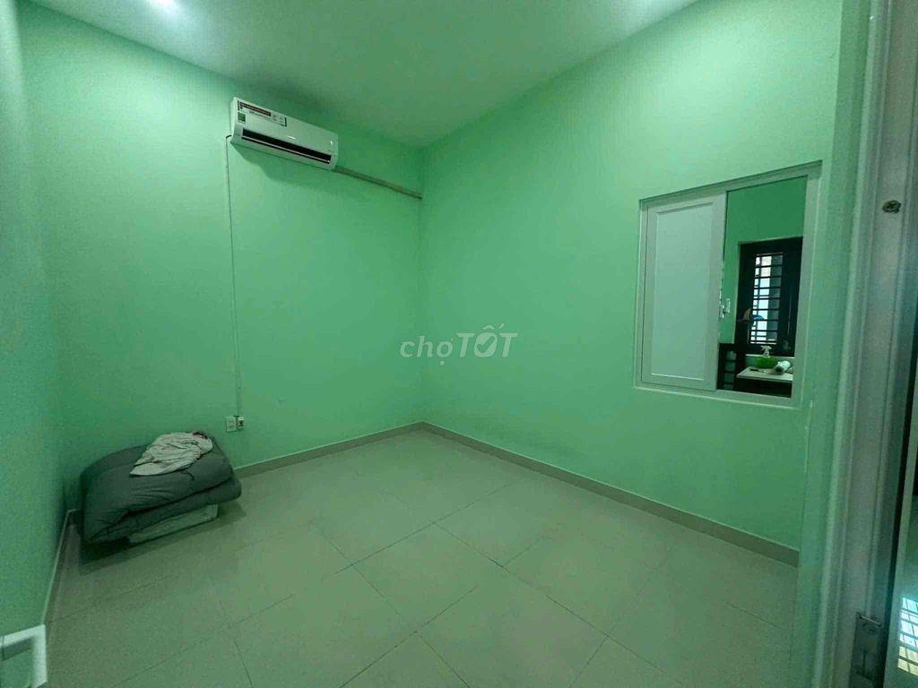 Cho Thuê Nhà Sân Đậu Ôtô DT 5x20 Hẻm Tải 1Pn 1Wc Ngay Chân Ngã Tư Ga