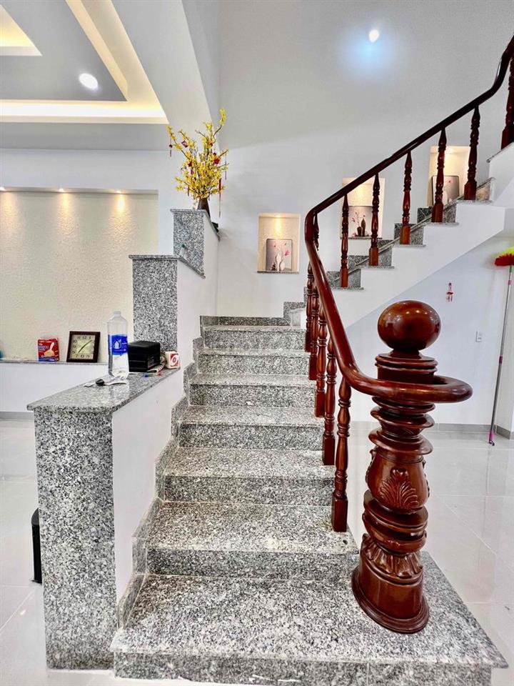 Cho Thuê Nhà DT 4x22 1Trệt 2Lầu 4Pn 3Wc Sân Rộng Hẻm Xe Tải Hợp Ở