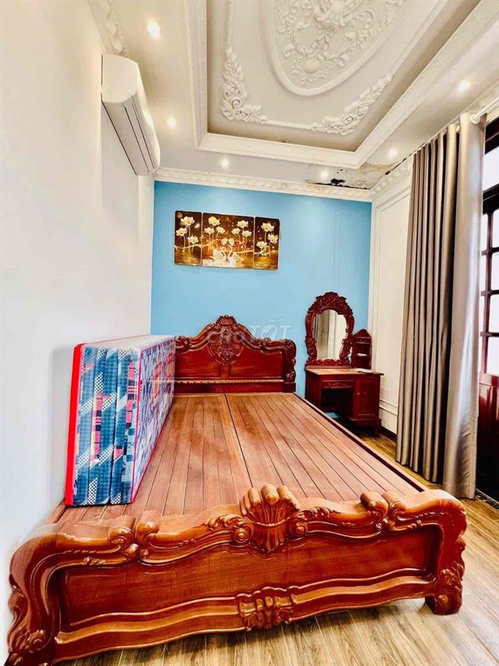 Cho Thuê Nhà Có Thang Máy Ngay Cầu Phú Long DT 5x16 1Trệt 3Lầu 4Pn 5Wc