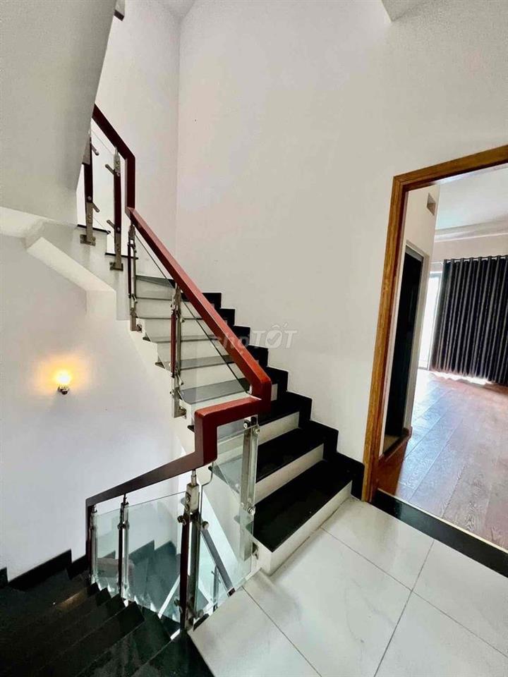 Cho Thuê Nhà Gần Nguyễn Văn Thệ DT 250m2 1Trệt 3Lầu 4Pn 5Wc Hẻm Tải