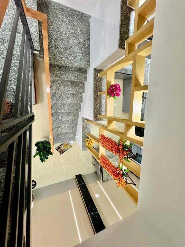 Cho Thuê Nhà Mới Sạch Sẻ DT 180m2 1Trệt 2Lầu 4Pn 4Wc Sẳn Nội Thất