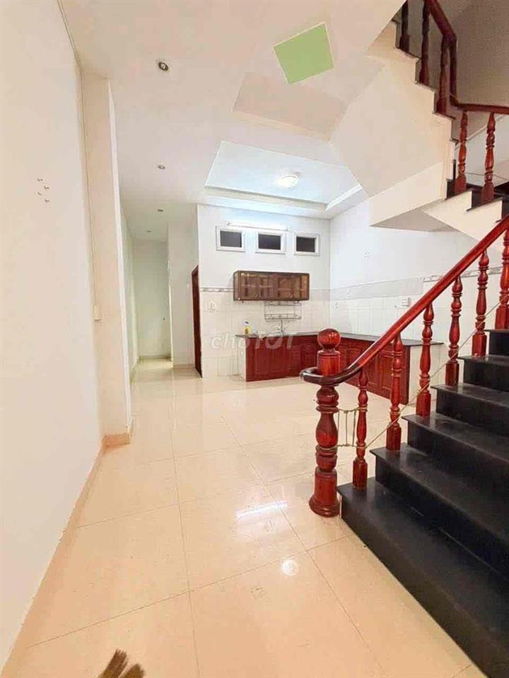 Cho Thuê Nhà DT 200m2 1Trệt 3Lầu 6Pn 4Wc Hẻm Xe Tải Ngã Tư Ga