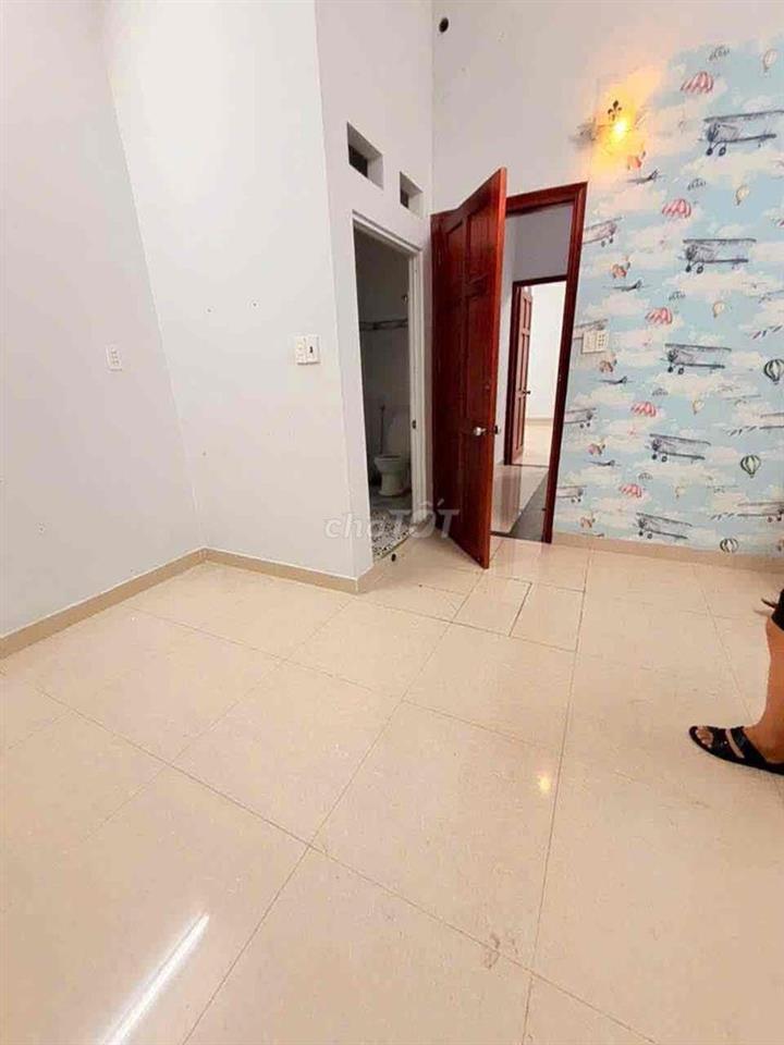 Cho Thuê Nhà DT 200m2 1Trệt 3Lầu 6Pn 4Wc Hẻm Xe Tải Ngã Tư Ga