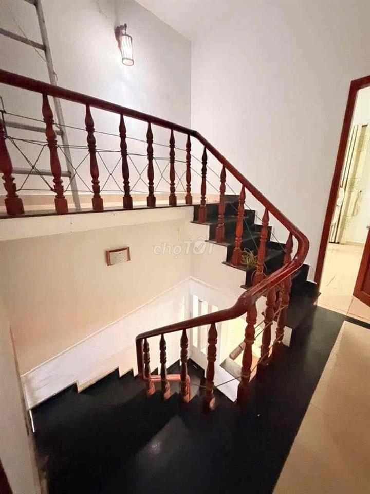 Cho Thuê Nhà DT 200m2 1Trệt 3Lầu 6Pn 4Wc Hẻm Xe Tải Ngã Tư Ga