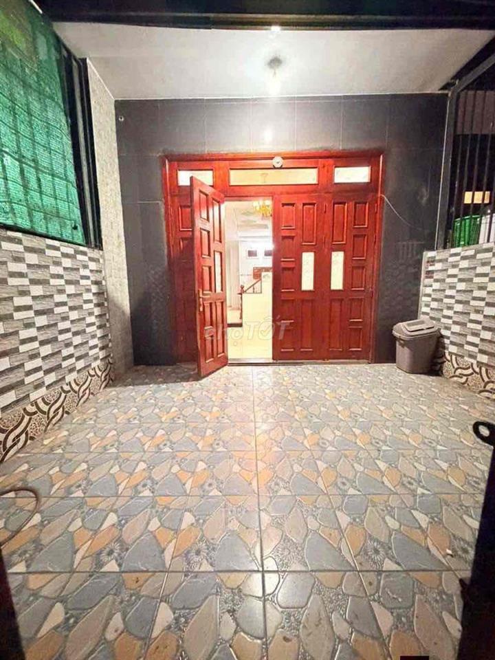 Cho Thuê Nhà DT 200m2 1Trệt 3Lầu 6Pn 4Wc Hẻm Xe Tải Ngã Tư Ga