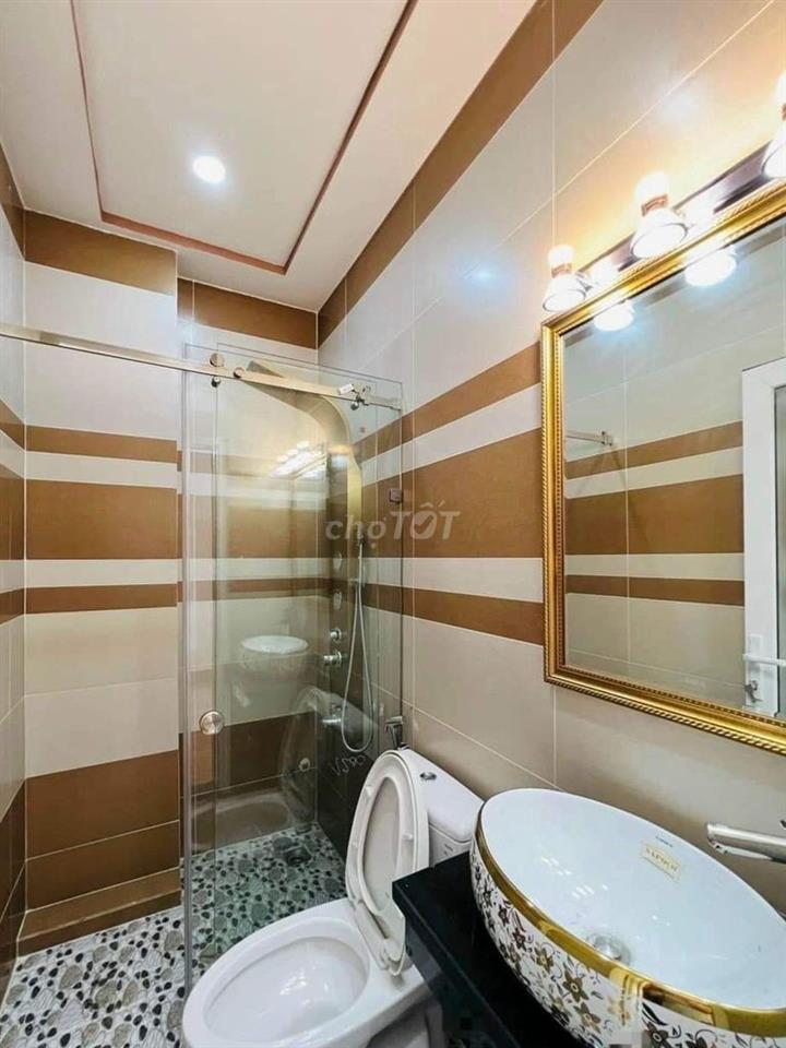 Cần cho thuê nhà 245/8A Nguyễn Trãi P.Nguyễn Cư Trinh Quận 1.