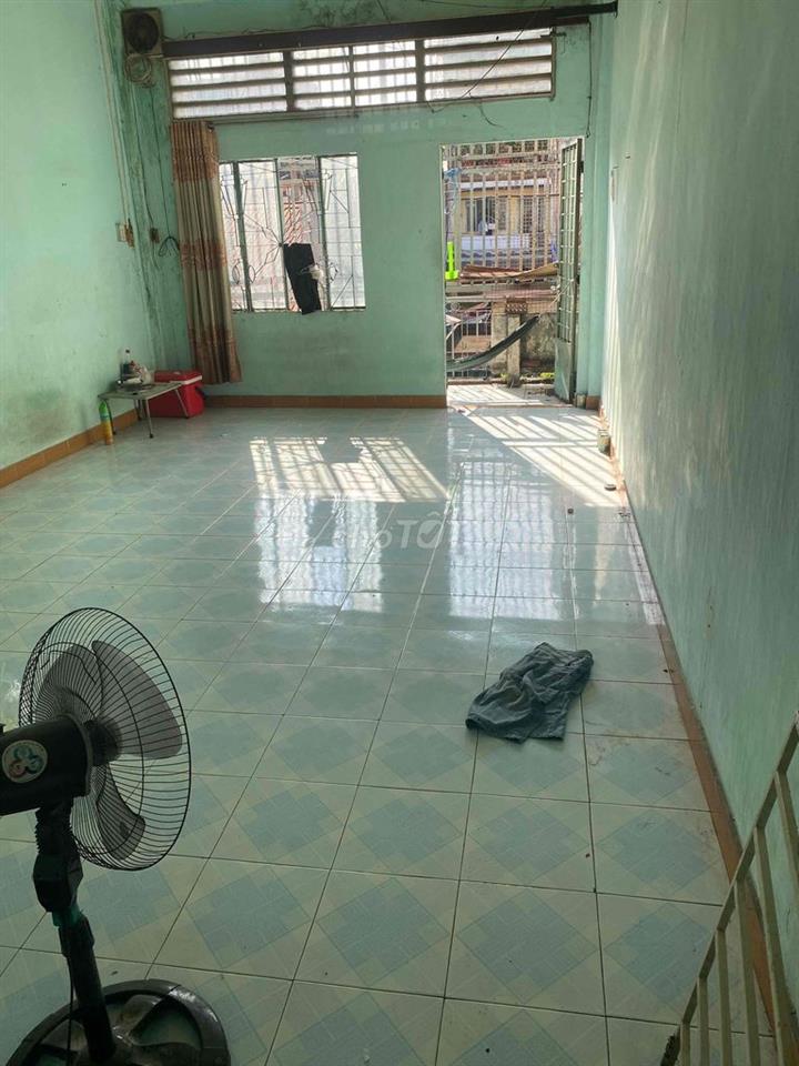 cho thuê nhà 4 x 20. nợ hậu 8m đường Quang trung