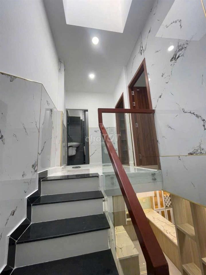 nhà mới đẹp có nội thất 6x8m trệt lầu 2pn 2wc 2 máy lạnh gần n máy bia