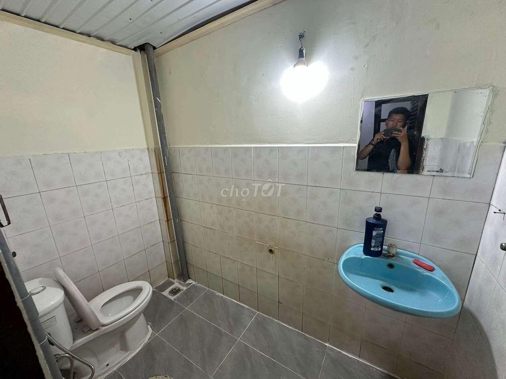 đường 10m ô tô đậu cửa tch 4x14m trệt lửng 2pn, mới sơn sửa 