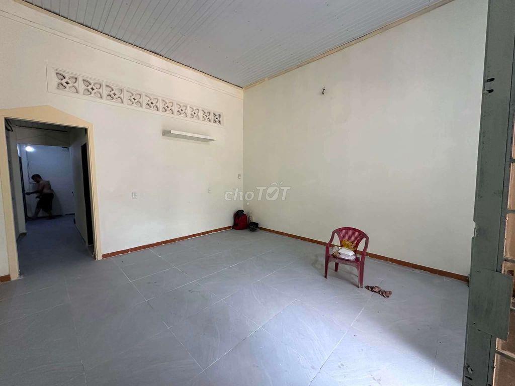 đường 10m ô tô đậu cửa tch 4x14m trệt lửng 2pn, mới sơn sửa 