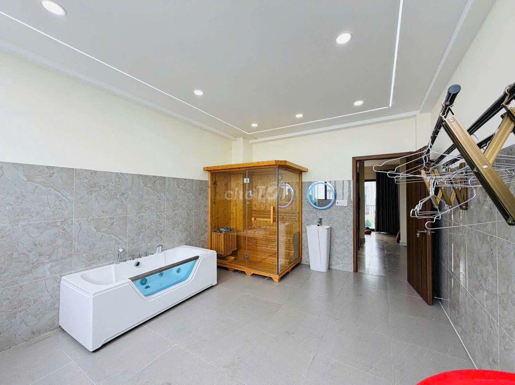 có thang máy nhà đẹp mới ô tô vào nhà gần chợ lạc quang 