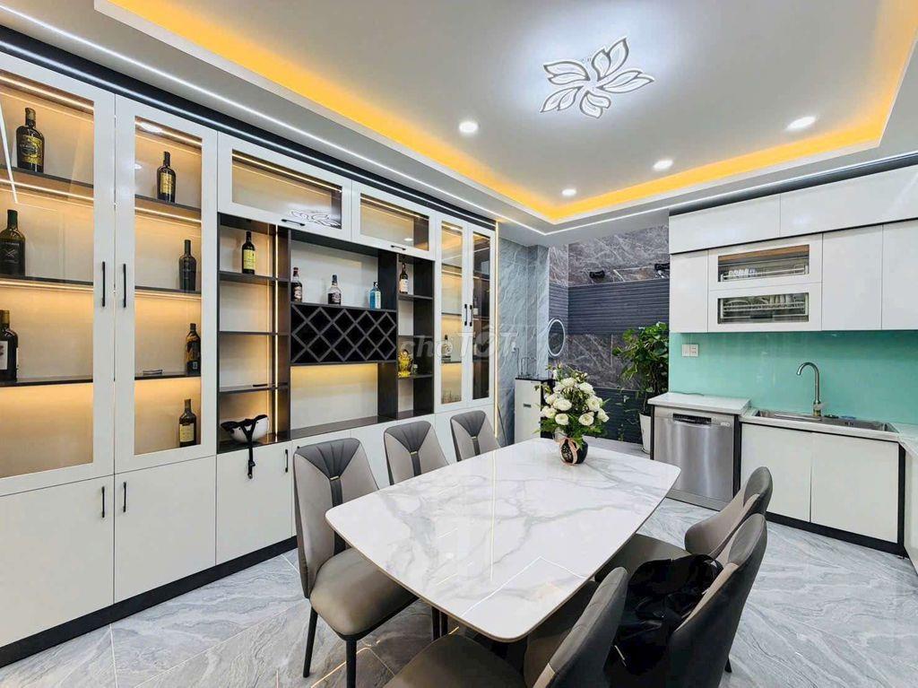 có thang máy nhà đẹp mới ô tô vào nhà gần chợ lạc quang 