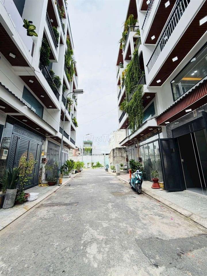 có thang máy nhà đẹp mới ô tô vào nhà gần chợ lạc quang 