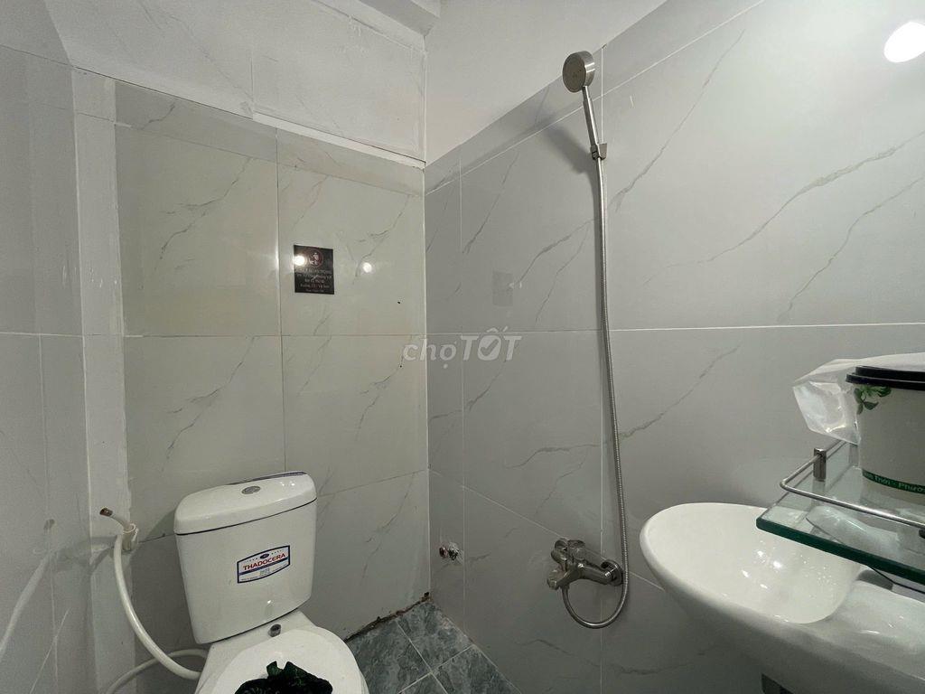 Studio mới 100% có máy lạnh kệ bếp gần CV Làng Hoa