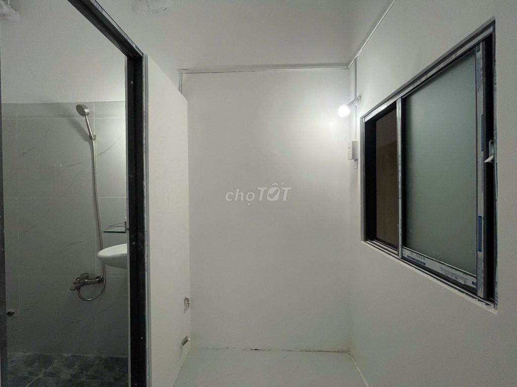Studio mới 100% có máy lạnh kệ bếp gần CV Làng Hoa