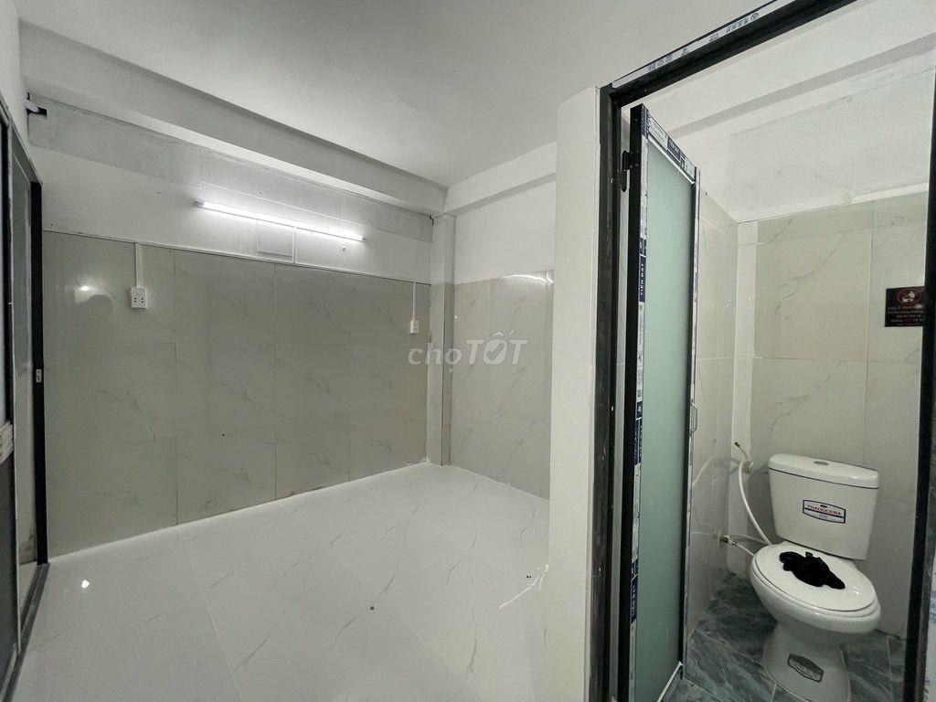 Studio mới 100% có máy lạnh kệ bếp gần CV Làng Hoa