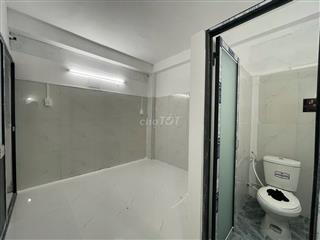 Studio mới 100% có máy lạnh kệ bếp gần CV Làng Hoa