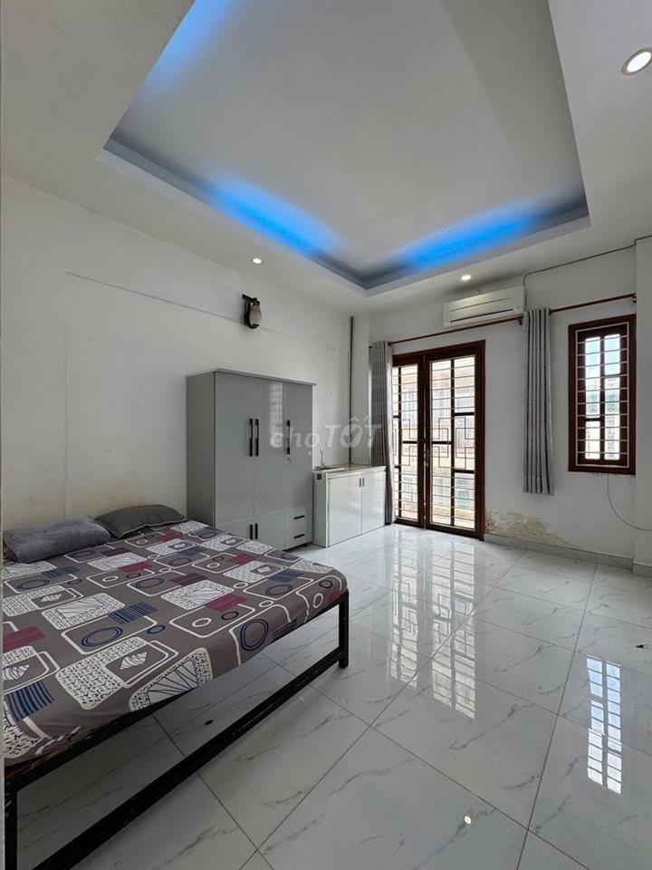 Phòng cho thuê có bancol cửa sổ trời gần công viên làng hoa