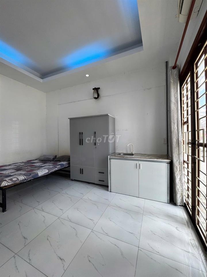 Phòng cho thuê có bancol cửa sổ trời gần công viên làng hoa