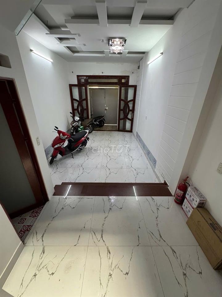 Phòng cho thuê có bancol cửa sổ trời gần công viên làng hoa